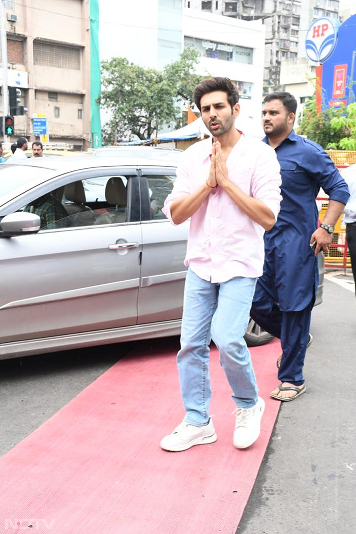 Kartik Aaryan greeted the paparazzi like this. (Image courtesy: Varinder Chawla)