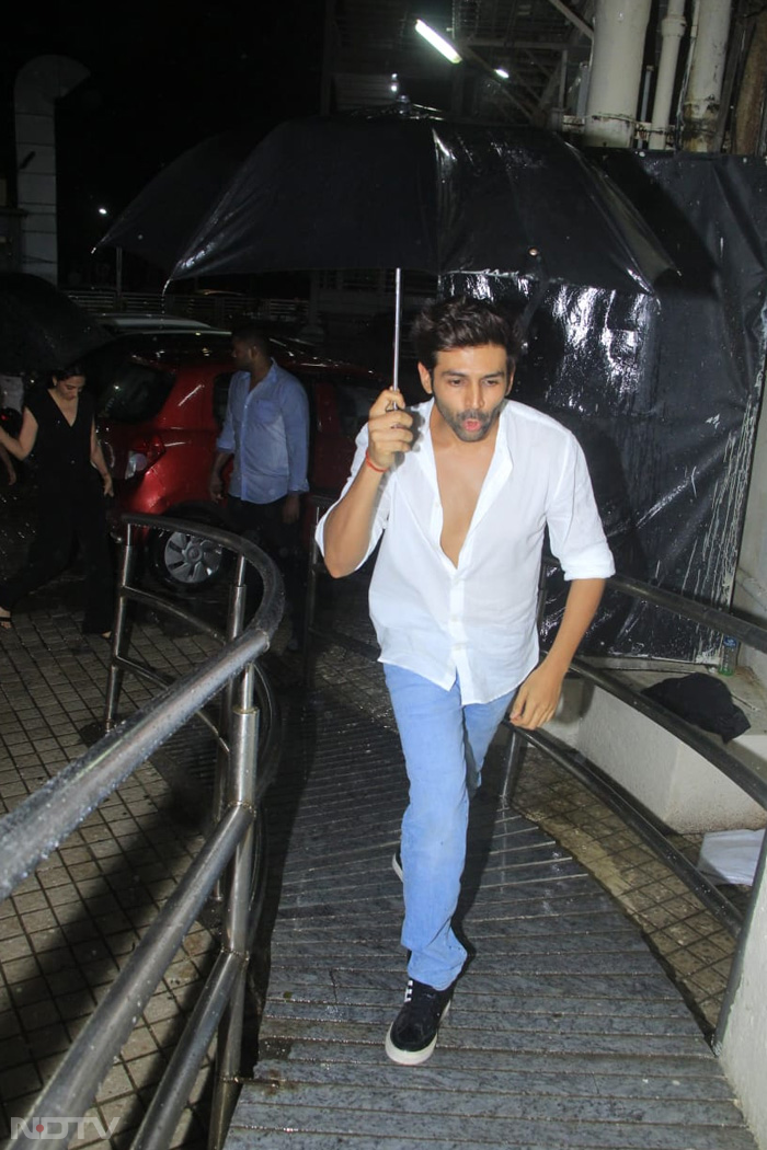 Kartik Aaryan making his way into the theatre, clicked at his candid best. (Image courtesy: Varinder Chawla)