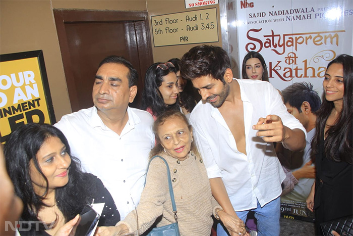 Kartik Aaryan happily posed with his fans in the theatre. (Image courtesy: Varinder Chawla)