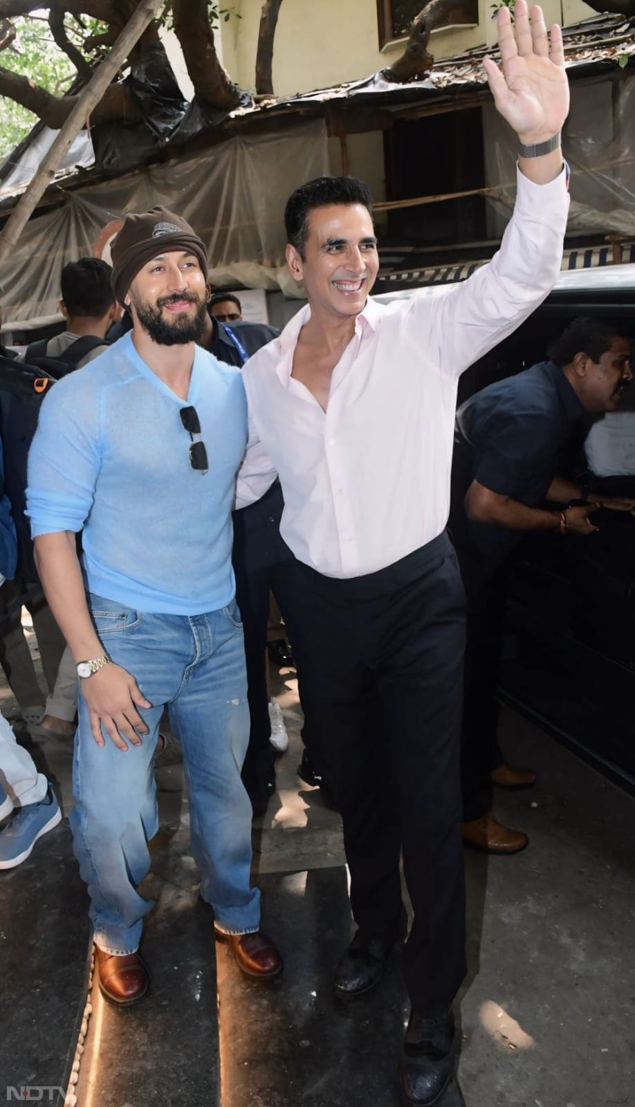 Akshay Kumar and Tiger Shroff smiled and waved at the shutterbugs (Image Courtesy: Varinder Chawla)