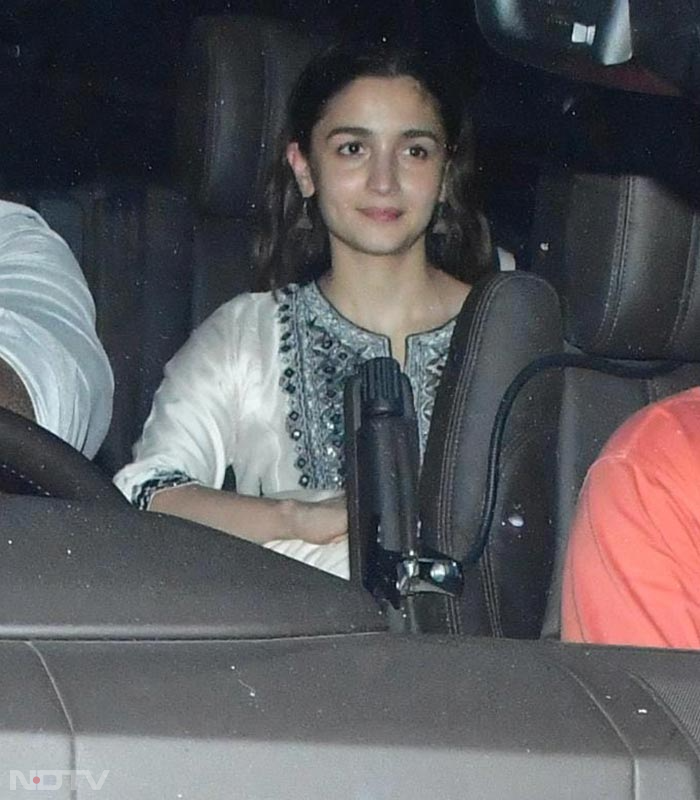 Alia Bhatt was captured by the shutterbugs outside Sanjay Leela Bhansali's office. (Image Courtesy: Varinder Chawla)