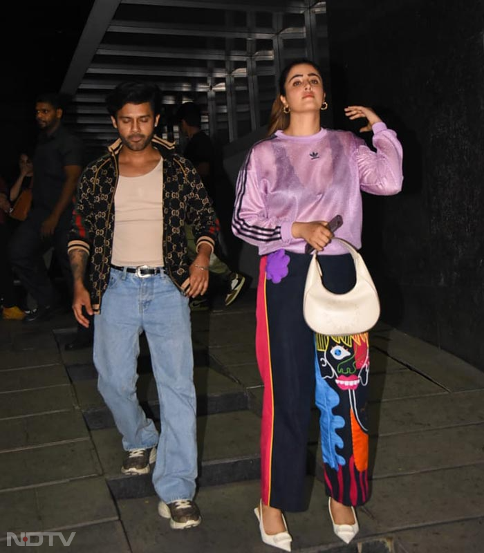 Nupur Sanon was captured with her rumoured boyfriend Stebin Ben at a restaurant in Bandra. (Image Courtesy: Varinder Chawla)