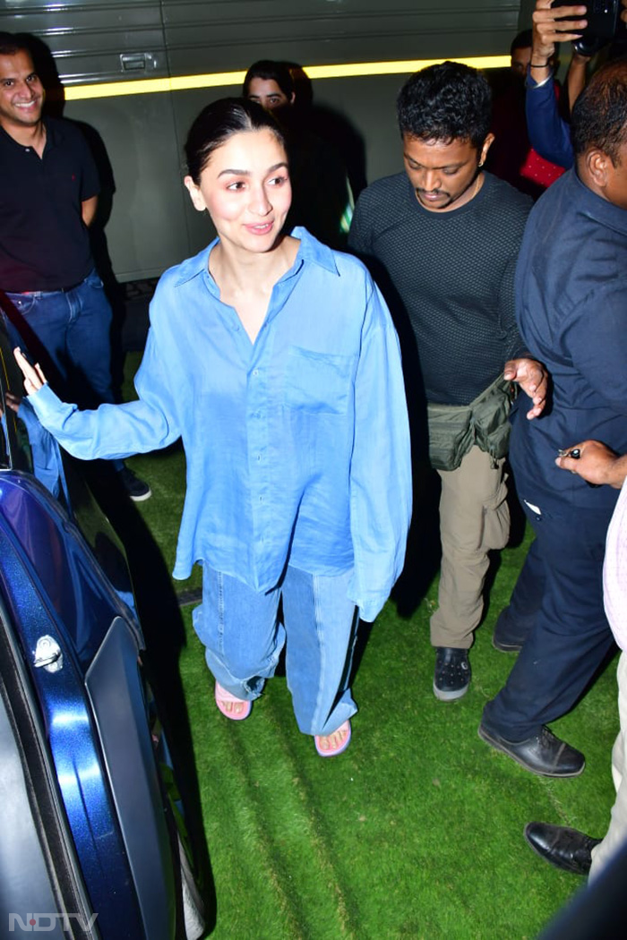 Alia Bhatt was pictured in her casual wear. (Image Courtesy: Varinder Chawla)