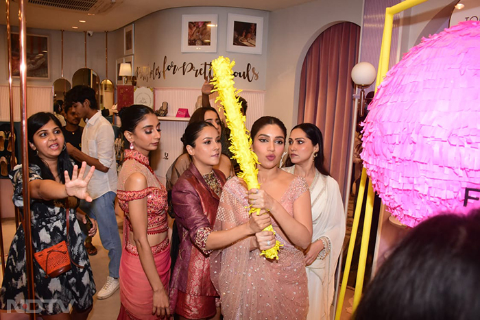 Bhumi was joined by Shehnaaz Gill, Kusha Kapila, Dolly Singh and Shibani Bedi during the festivities. (Image courtesy: Varinder Chawla)