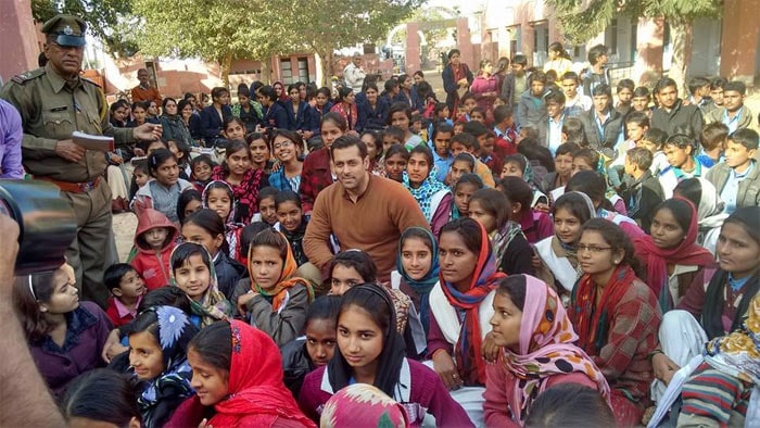 Salman Khan Visits School on the Sidelines of Bajrangi Bhaijaan Shoot