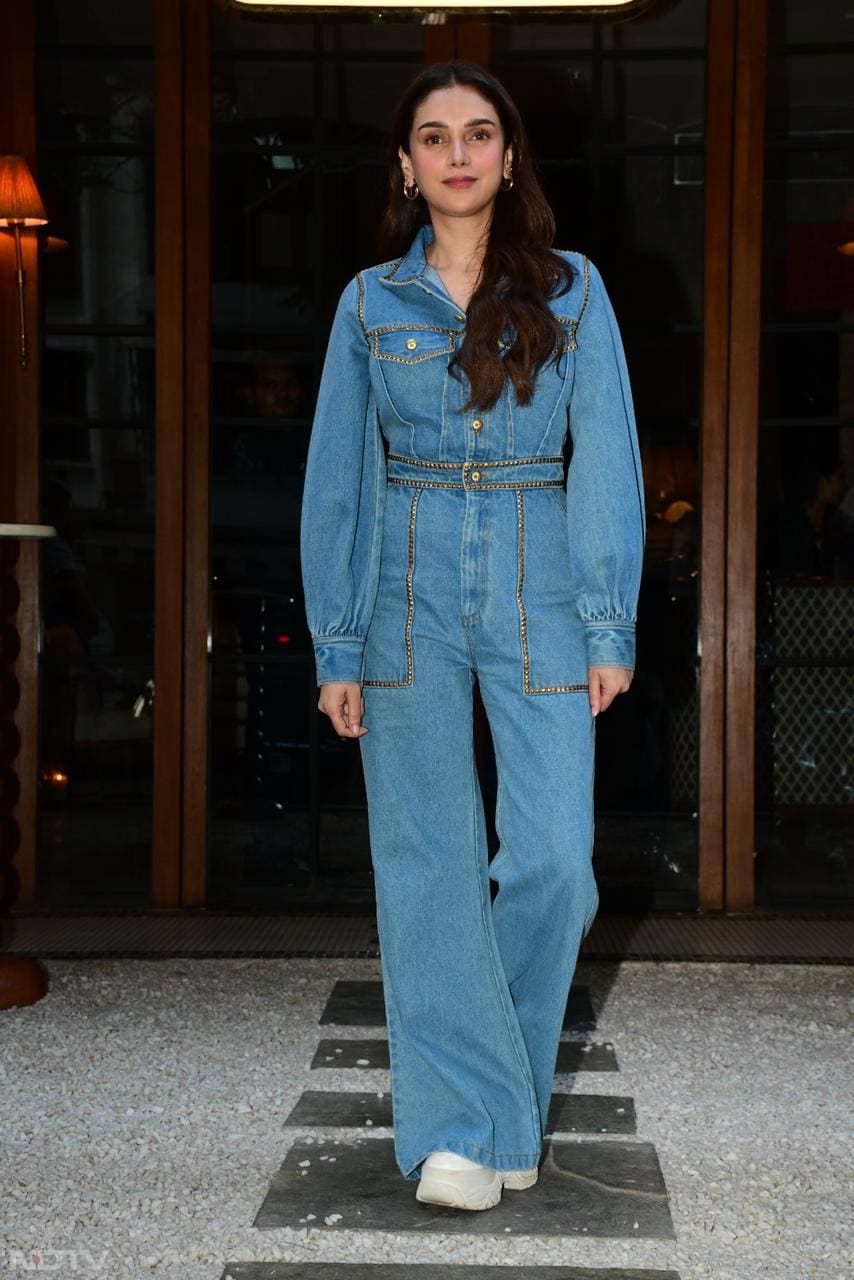 For her outing, Aditi opted for a denim jumpsuit. (Image courtesy: Varinder Chawla)