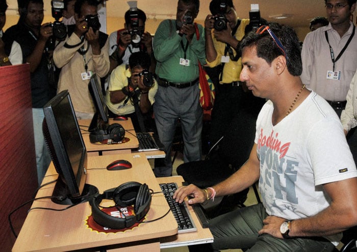 Director Madhur Bhandarkar watches a short film on a computer during inauguration of International Film Festival of India (IFFI) 2010. (Photo: PTI)