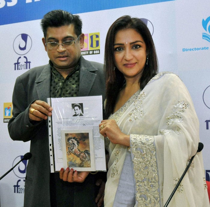Amit Kumar, son of legendary film personality late Kishore Kumar, and Anooradha Patel, grand daughter of Dadasaheb Phalke Award winner late Ashok Kumar, show a painting by Ashok Kumar, at a press conference. (Photo: PTI)