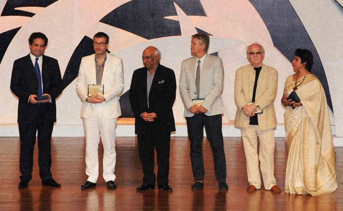 Film maker Yash Chopra with international juries Jerzy Antczak, Mick Molloy, Olivier P�re, Revathy Menon and Sturla Gunnarsson during the inauguration of the 41st International Film Festival (IFFI-2010). (Photo: PTI)