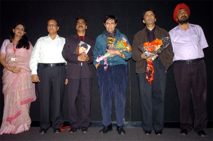 "Veteren Actor Dev Anand with Director DFF Ms. Neelam Kapur, Chief Minister of Goa Sh. Digambar Kamat, Chief Secretary Sh. J. P. Singh and others at the presentation of film Guide on November 29, 2007, at IFFI Panaji, Goa."