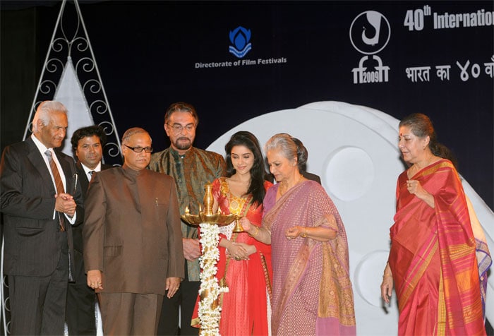 Chief Guest and noted film actress Waheeda Rehman lighting the lamp to inaugurate the 40th International Film Festival (IFFI-2009) at Kala Academy, in Panaji, Goa on November 23, 2009. Union Minister of Information and Broadcasting, Ambika Soni, the Chief Minister of Goa, Digambar V. Kamat, film actress Asin and others are also seen.