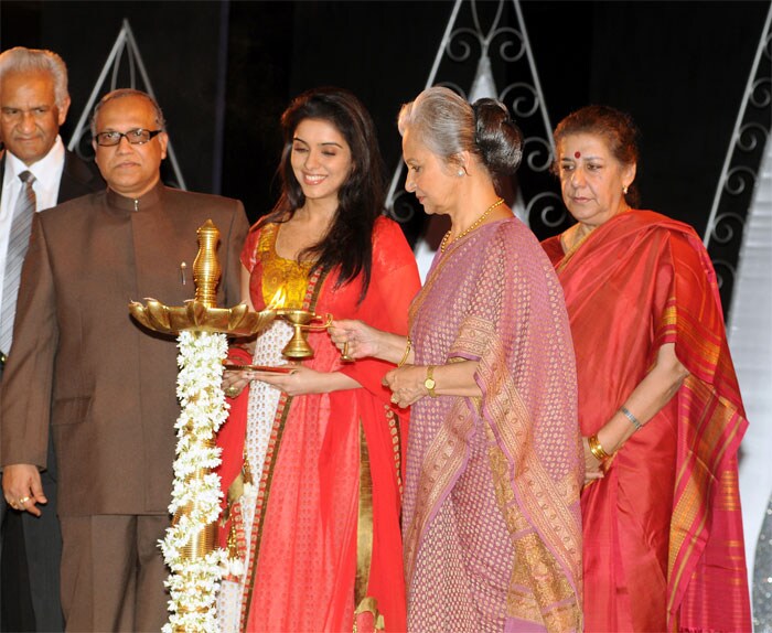 Chief Guest and noted film actress Waheeda Rehman lighting the lamp to inaugurate the 40th International Film Festival (IFFI-2009), at Kala Academy, in Panaji, Goa on November 23, 2009. Union Minister of Information and Broadcasting, Ambika Soni, the Chief Minister of Goa, Digambar V. Kamat and film actress Asin are also seen.