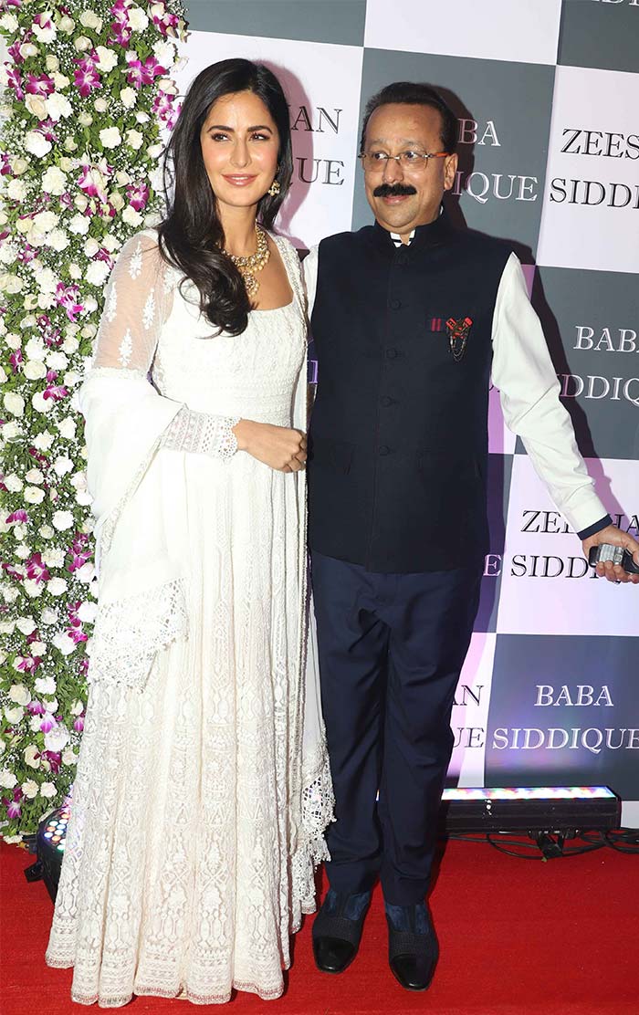Shah Rukh Meets Salman, Katrina At Baba Siddique\'s Iftaar Party