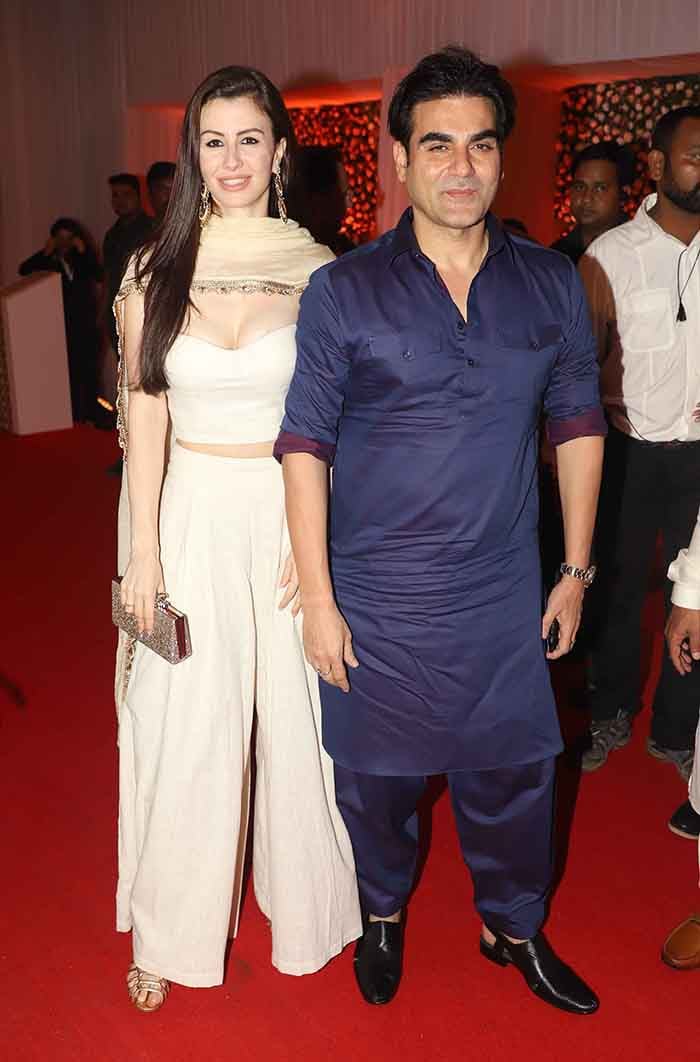 Shah Rukh Meets Salman, Katrina At Baba Siddique\'s Iftaar Party