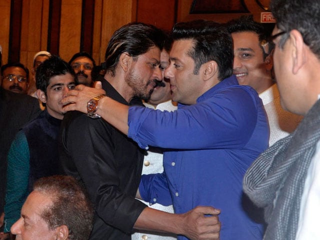 Photo : The Iftaar Party Hug, Episode 2: Starring SRK and Salman