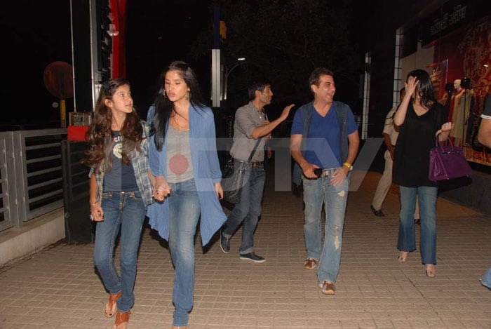 Sanjay Kapoor shares a laugh with Designer Manish Malhotra, as he arrives for the screening of <i>IHLS</i> with wife Maheep Kapoor and daughter Shania.