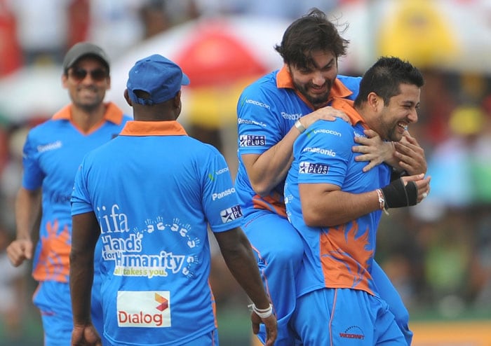 Actors Sohail Khan (2 R) and Aftab Shivadasani (R) celebrate during a cricket match between Indian Bollywood actors and Sri Lankan cricketers during the three-day International Indian Film Academy (IIFA) awards events in Colombo on June 4, 2010.
