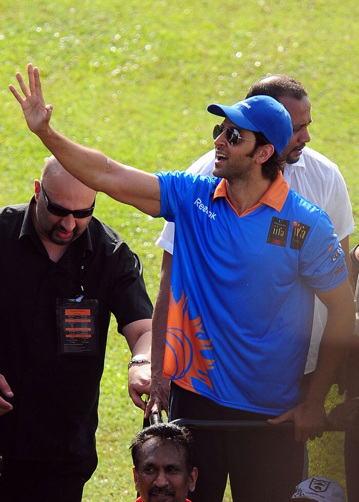 Hrithik Roshan greets fans during a cricket match between Indian Bollywood actors and Sri Lankan cricketers.