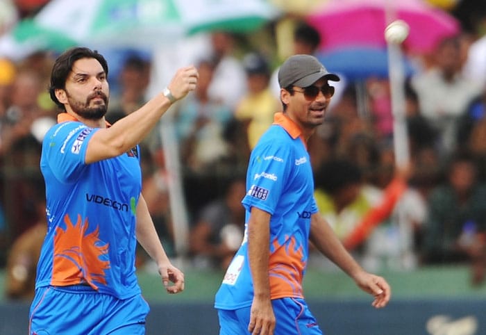 Indian Bollywood actor Sohail Khan (L) throws a ball as cricketer Mohammad Kaif looks on during a cricket match between Indian Bollywood actors and Sri Lankan cricketers during the three-day International Indian Film Academy (IIFA) awards events in Colombo on June 4, 2010.