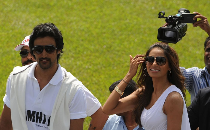 Kunal Kapoor and Bipasha Basu attend a cricket match between Indian Bollywood actors and Sri Lankan cricketers during the three day International Indian Film Academy (IIFA) awards events in Colombo on June 4, 2010.