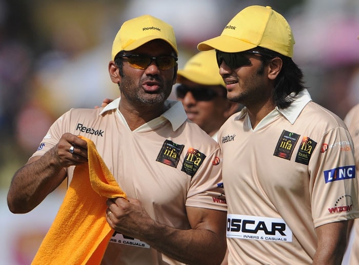 Sunil Shetty and Riteish Deshmukh speak during a cricket match between Indian Bollywood actors and Sri Lankan cricketers during the three day International Indian Film Academy (IIFA) awards events in Colombo on June 4, 2010.