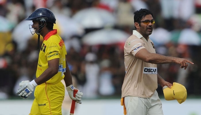 Sunil Shetty and Sri Lankan cricketer Kumar Sangakara are seen during a cricket match between Indian Bollywood actors and Sri Lankan cricketers during the three day International Indian Film Academy (IIFA) awards events in Colombo on June 4, 2010.