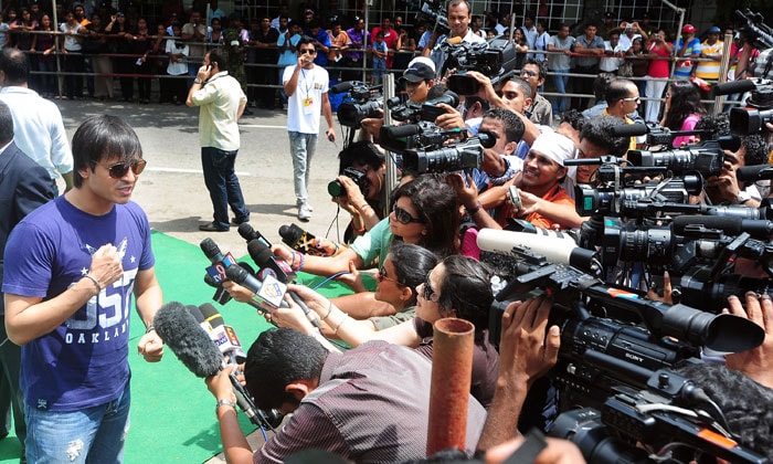 Vivek Oberoi (L) speaks with media during a cricket match between Indian Bollywood actors and Sri Lankan cricketers during the three-day International Indian Film Academy (IIFA) awards events in Colombo on June 4, 2010.