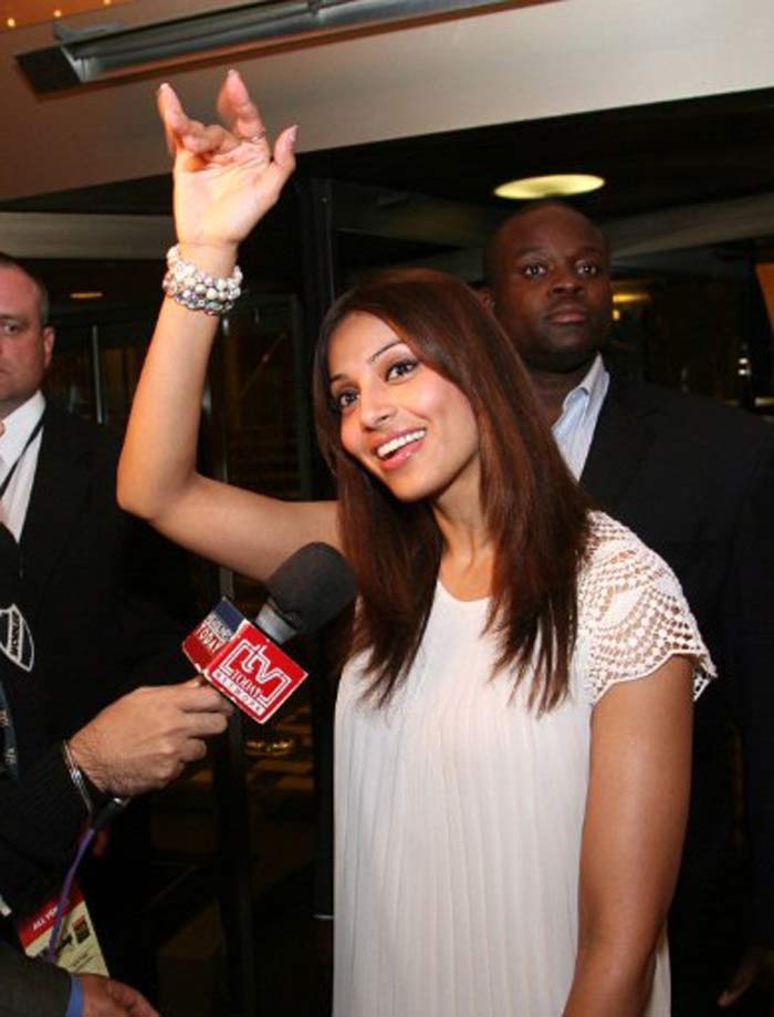 Bipasha waves to fans outside her hotel in Toronto. The awards show is expected to attract about 40,000 visitors to Toronto and around 700 million television viewers across the world.