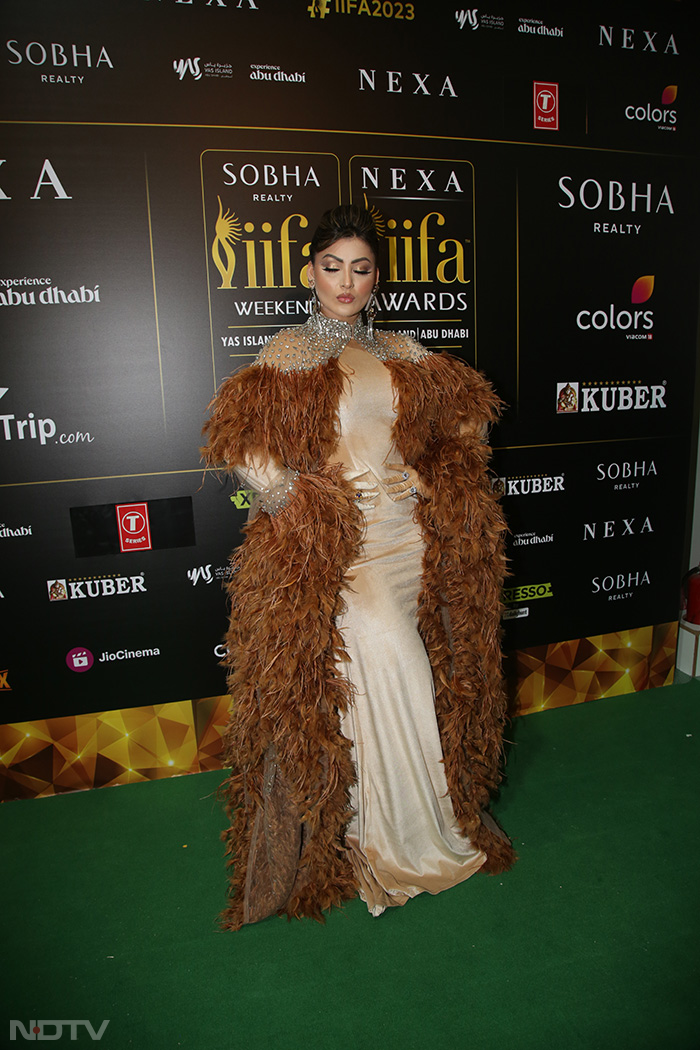 IIFA 2023: Salman Khan, Hrithik Roshan And Sara-Vicky Lead Celeb Roll-Call On The Green Carpet