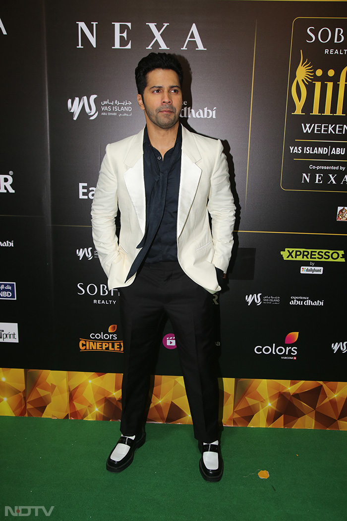 IIFA 2023: Salman Khan, Hrithik Roshan And Sara-Vicky Lead Celeb Roll-Call On The Green Carpet