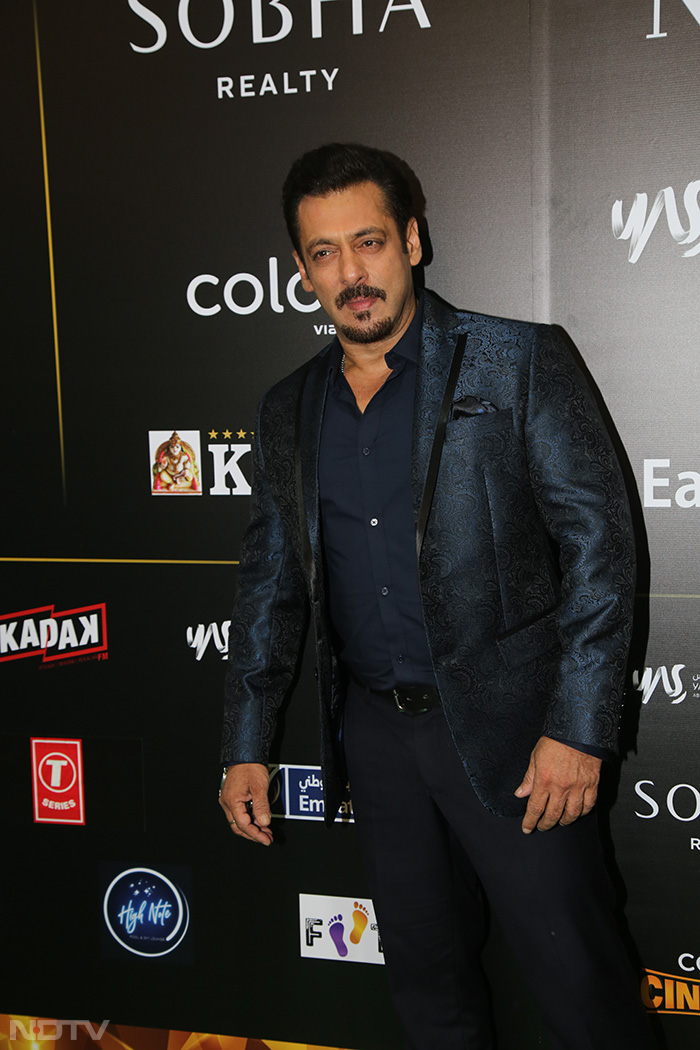 IIFA 2023: Salman Khan, Hrithik Roshan And Sara-Vicky Lead Celeb Roll-Call On The Green Carpet