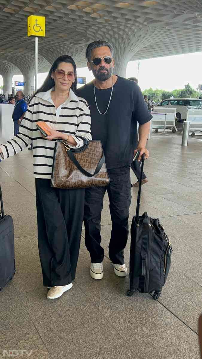 Suniel Shetty and Mana Shetty took the casual chic route with their outfits (Image courtesy: Varinder Chawla)