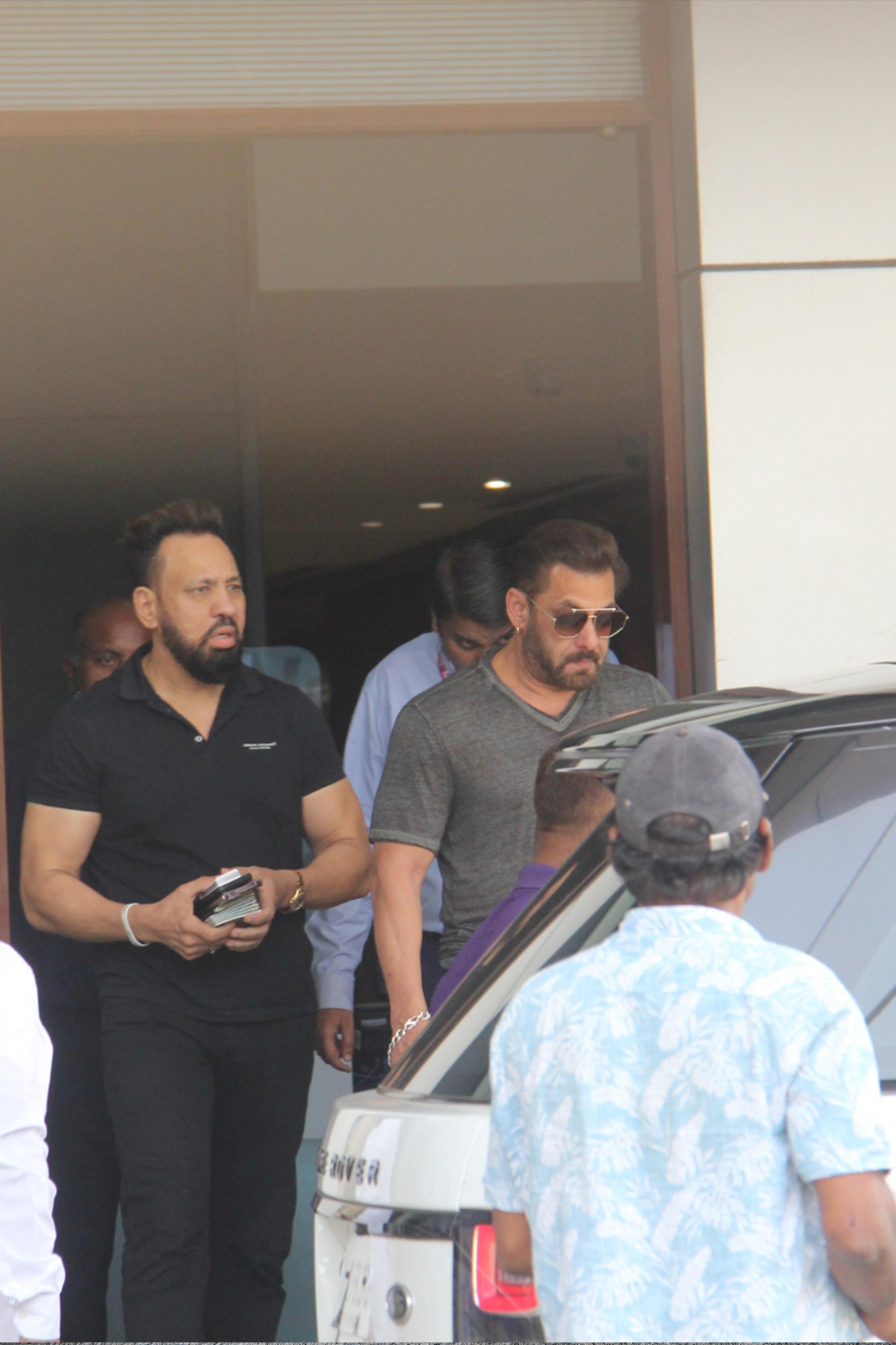 Salman Khan was spotted at the airport in a grey t-shirt. The actor attended IIFA 2022, held in Dubai.