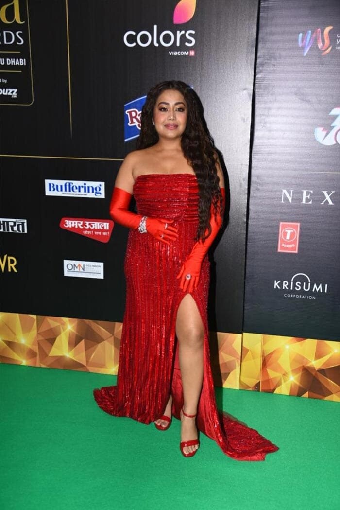 सिंगर नेहा कक्कड़ IIFA रॉक्स के ग्रीन कार्पेट पर रेड कलर की ड्रेस में नज़र आईं.
