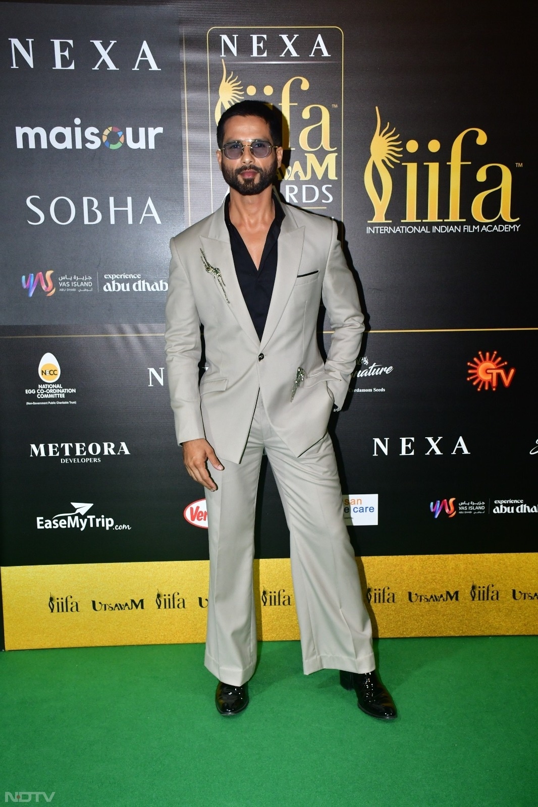 Shahid Kapoor was his stylish best in his colour-coordinated green carpet look. (Courtesy: Varinder Chawla)