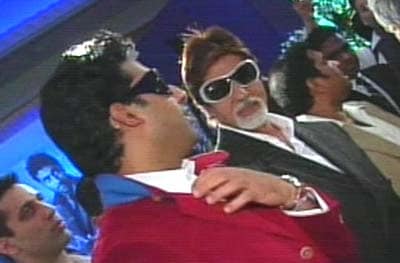 Amitabh, Abhishek walk the red carpet at the 7th annual IIFA awards in Dubai.