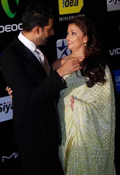 Aiswarya looks at hubby Abhishek on the green carpet,  (Photo: AP)