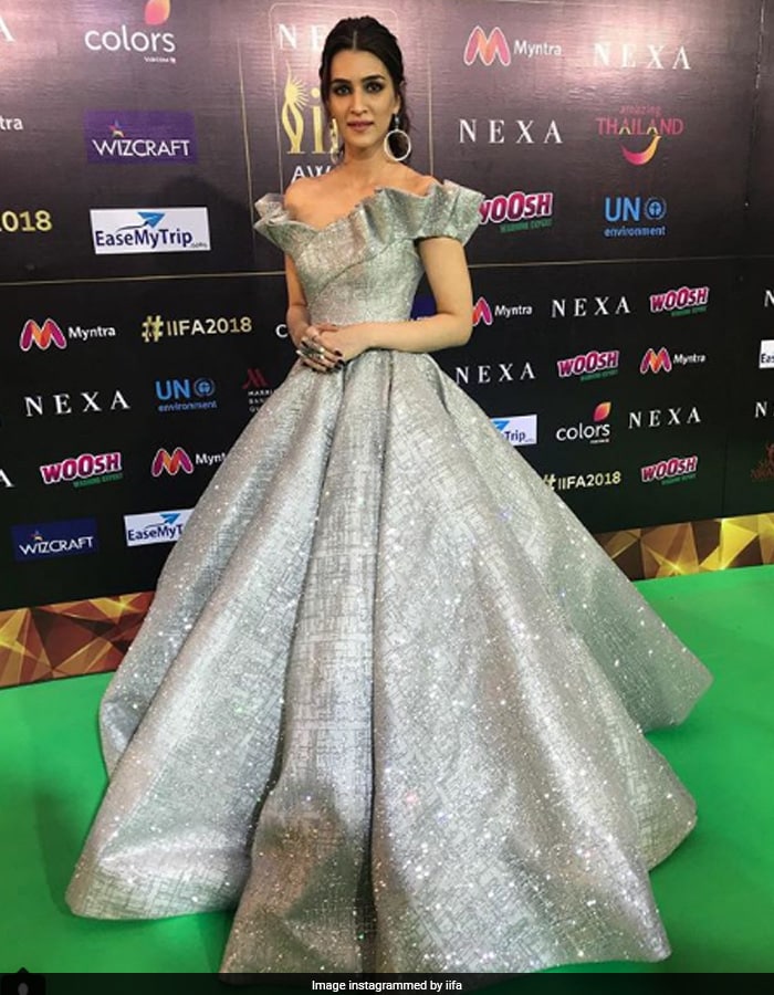 IIFA Awards 2018: Kriti Sanon, Shraddha Kapoor Take Over Green Carpet