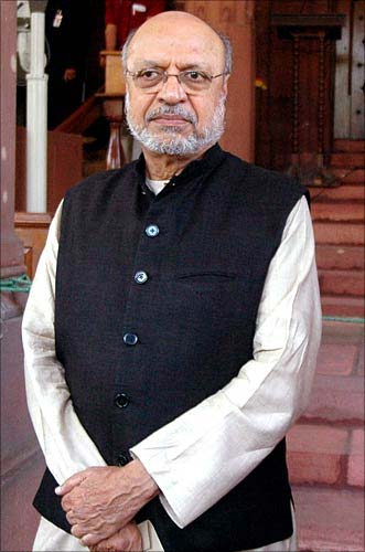 <b>Class apart</b>: Filmaker Shyam Benegal won the special honours at the IIFA 2008 awards.