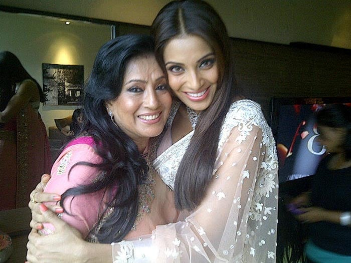 Bipasha, mom, model jewels for a cause