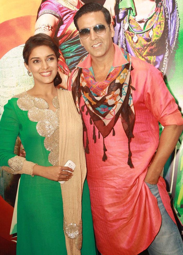 Akshay and Asin pose for the shutterbugs.