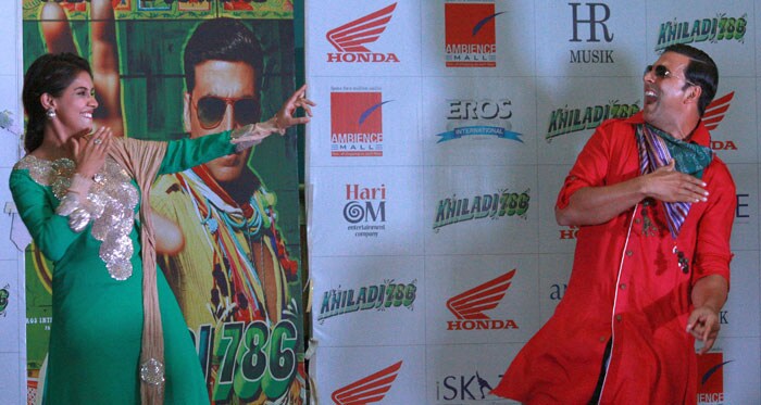 Akshay and his co-star in the film Asin give an energetic performance at the event.