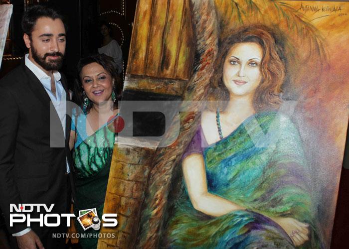 Imran and his mother-in-law Vandana Malik admire a portrait of Mrs Malik by Anjana Kuthiala.