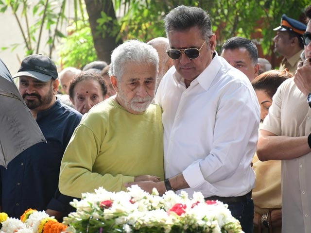 In Pics: Gulzar, Naseeruddin Shah, Boman Irani Pay Their Last Respects To Shyam Benegal 