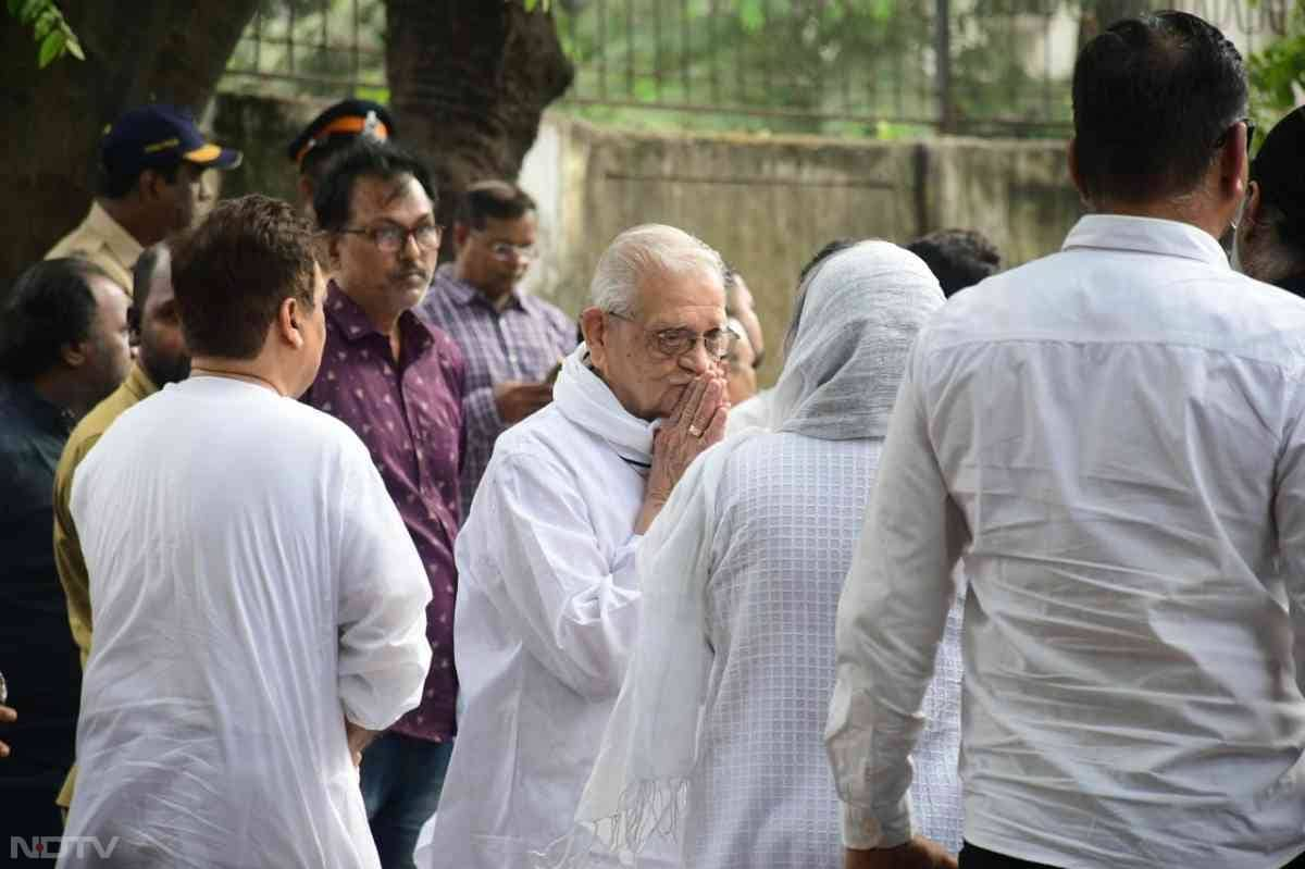 Gulzar arrives to bid farewell to the legendary Shyam Benegal. (Courtesy: Varinder Chawla)