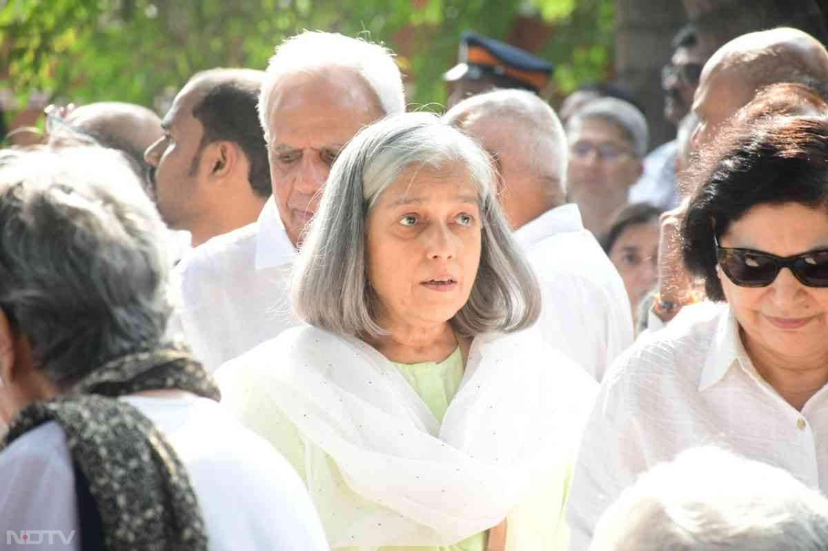 Ratna Pathak Shah leaving after paying her last respects to Shyam Benegal. (Courtesy: Varinder Chawla)