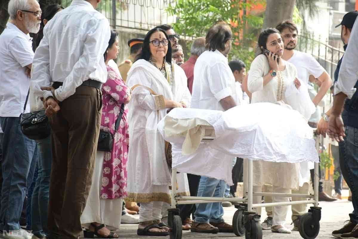 Ila Arun with her daughter Ishita Arun at the last rites of Shyam Benegal. (Courtesy: Varinder Chawla)