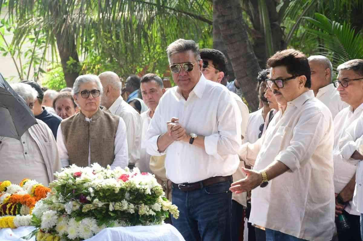 Boman Irani and Ashoke Pandit seen together at the last rites of Shyam Benegal. (Courtesy: Varinder Chawla)