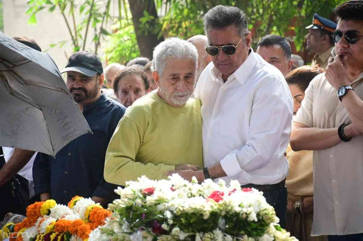 Naseeruddin Shah and Boman Irani have a moment as they pay their last respects to Shyam Benegal. (Courtesy: Varinder Chawla)