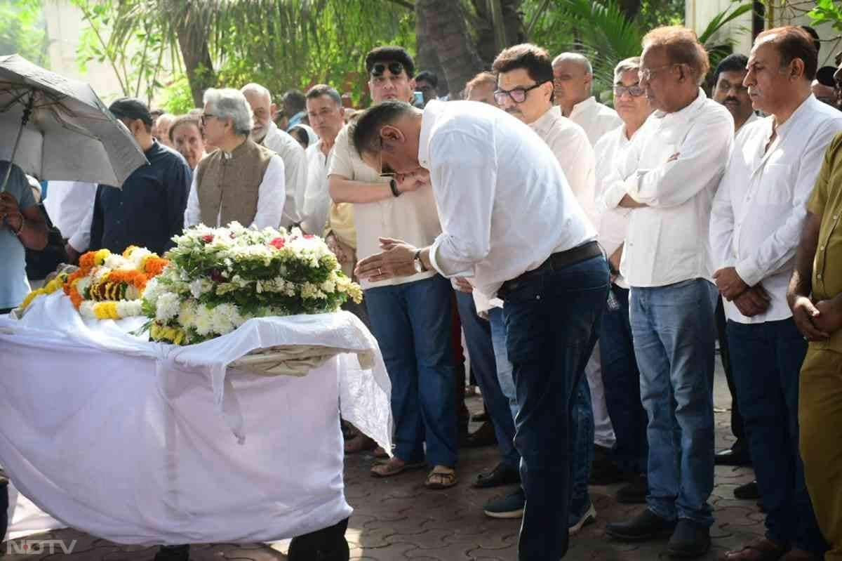 Boman Irani paying his last respects to Shyam Benegal. (Courtesy: Varinder Chawla)